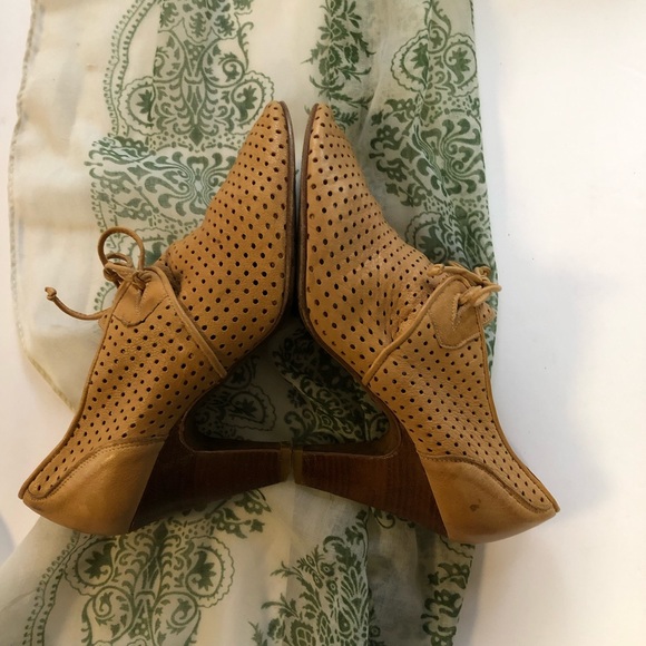 Max Azaria Perforated Leather Heel Oxfords 37 1/2 - Picture 5 of 8